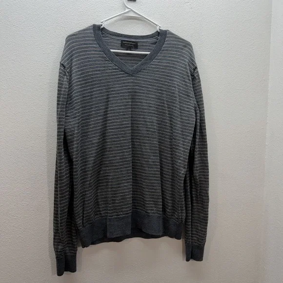 Banana Republic Men's V-Neck 100% Merino Wool Sweater Gray Striped Size L Preppy