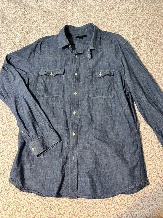 Banana Republic Denim Button-Up Shirt in Medium Blue. XL