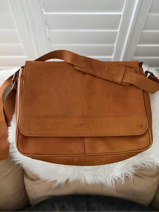 Kenneth Cole Reaction Leather Messenger Bag