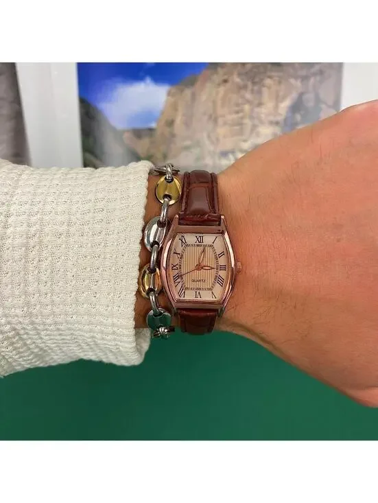 Minimalistic essential vintage style gold and leather style band watch. 9