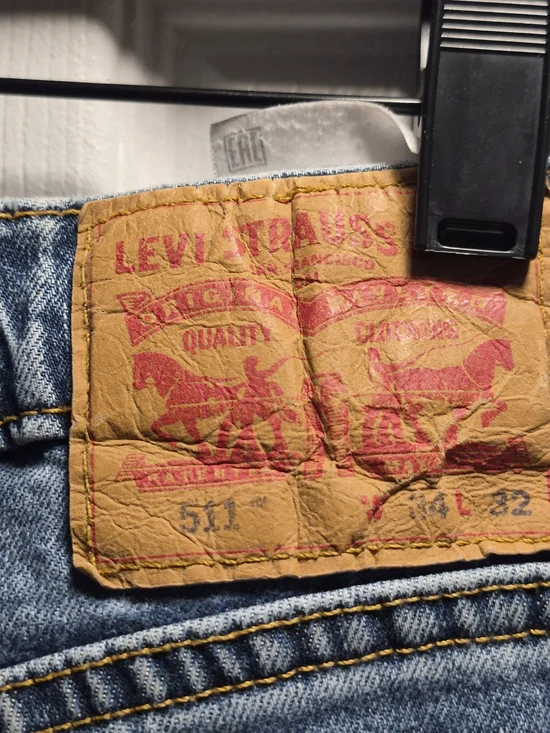 Levi's Slim Straight Men's Jeans in Denim Blue with Tan Patch