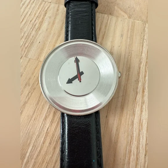 Unbranded silver tone black leather retro watch NEW BATTERY