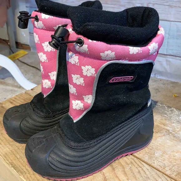 Size 11 genuine suede upper pink and black snow boot.
