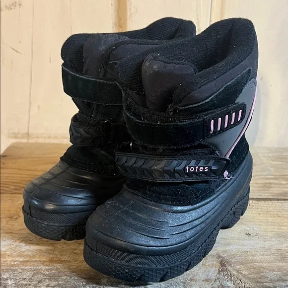 Size 8 toddler Totes Black and Pink Kids' Snow Boots Velcro strap exc condition