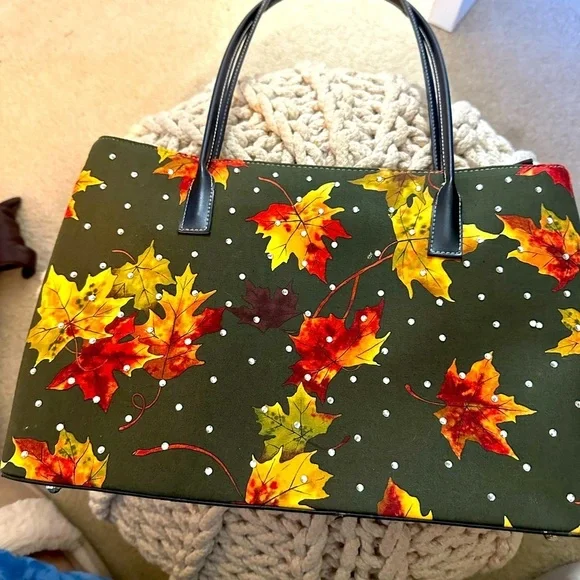 Autumn purse! 10x14 snap and zip closures inside pockets