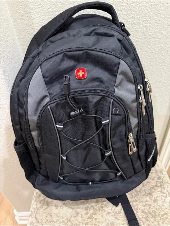 SwissGear NWOT Backpack 3 separate Pockets 17