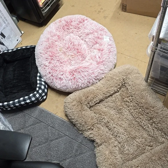 A2/Lot of three Pet Bedding