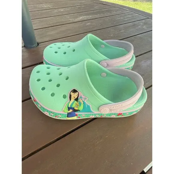 Crocs Disney Mulan Clogs Big Kids Size J2 Slip On Casual Shoes Pink Green