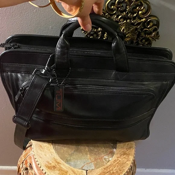 🖤🖤Tumi 9602D3 Genuine Black Leather 15