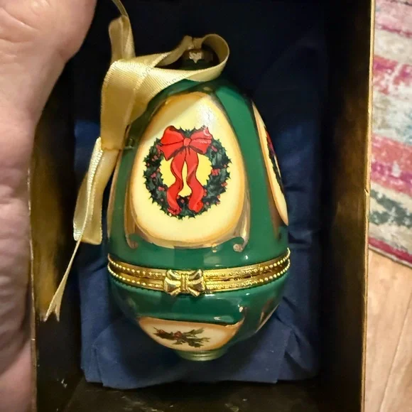 Mr Christmas Valerie Parr Hill 2008 Musical Egg Ornament Boxed Green