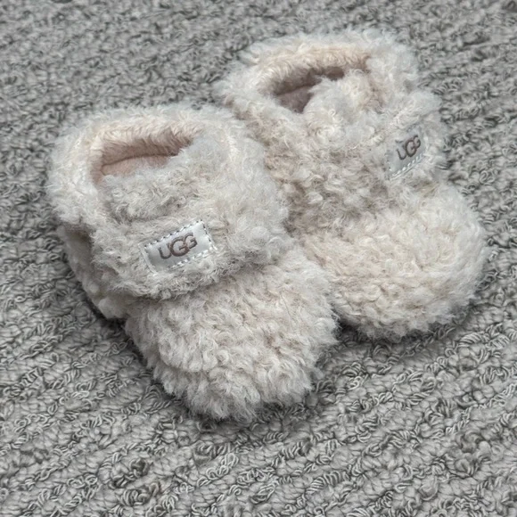 ☃️UGG Cream Fuzzy Baby Shoes☃️