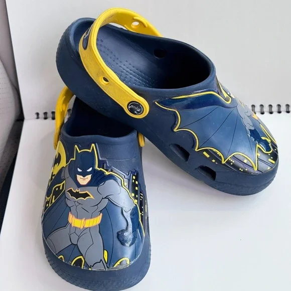 Crocs Kids Batman Clogs Navy‎ Unisex Size J2 EUC Superhero DC Shoes 2 Slides