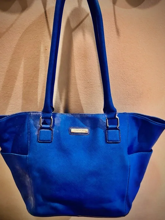 Calvin Klein Blue Designer Tote – Spacious & Chic