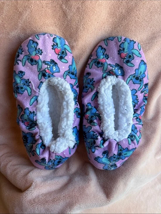 FREE WITH PURCHASE/ADD TO BUNDLE OTHERWISE $5- Stitch Slippers Size? Youth 4/5?