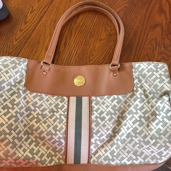 Tommy Hilfiger Monogram Tote Bag Tan Cream Saffiano Trim Gold Medallion Large‎