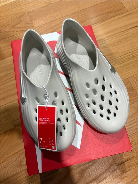 Big boys Nike Reactfoam Slip-On Clog in Light Beige