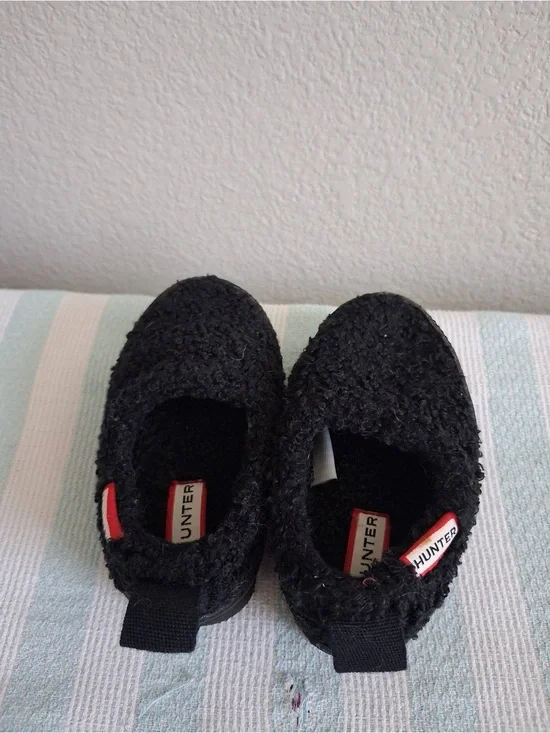 Hunter Kids Black Sherpa Slip-Ons with Red Logo Tab