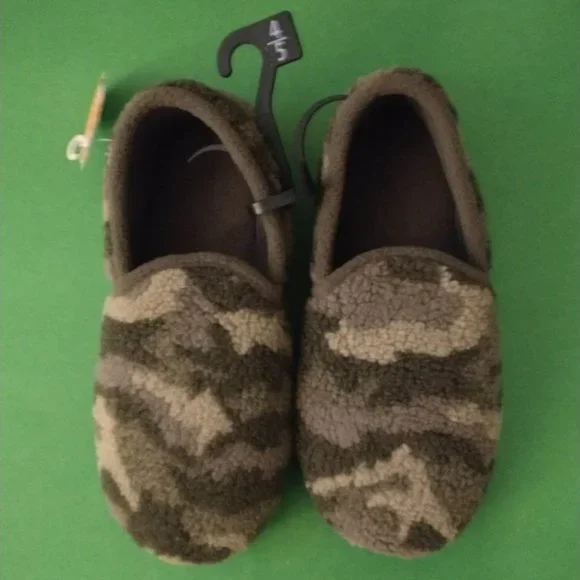 Wonder Nation kids Youth green camo slipper shoes size 4/5