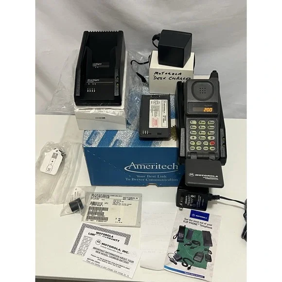 vintage Motorola flip phone cell phone 34132WAREA Ameritech