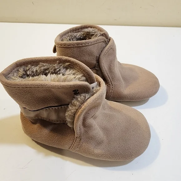 SURPRIZE by Stripe ride baby faux fur shoes size 12-18M