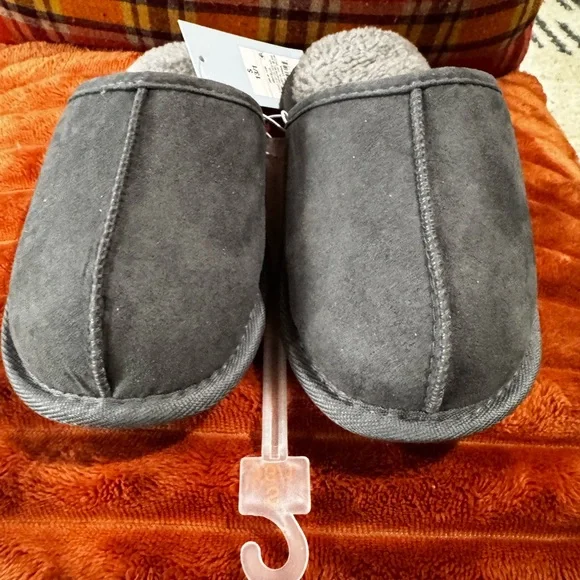 Cat & Jack Children’s Charcoal Slippers