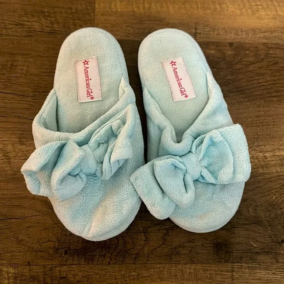 American girl kid’s Light Blue Slippers With Bow size small (1-3)