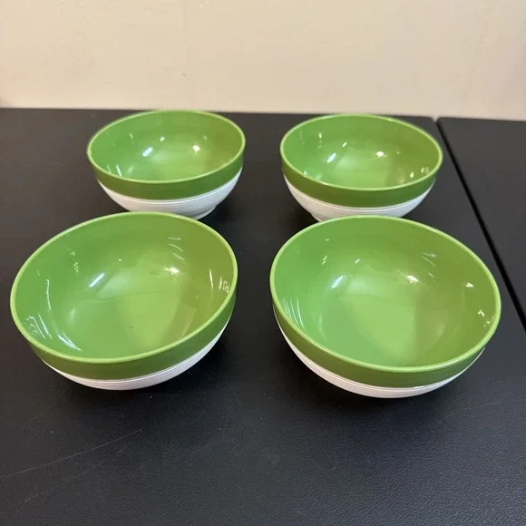 Set Of 4 Vintage Rafia Ware Thermo Temp Bowls. Green And White