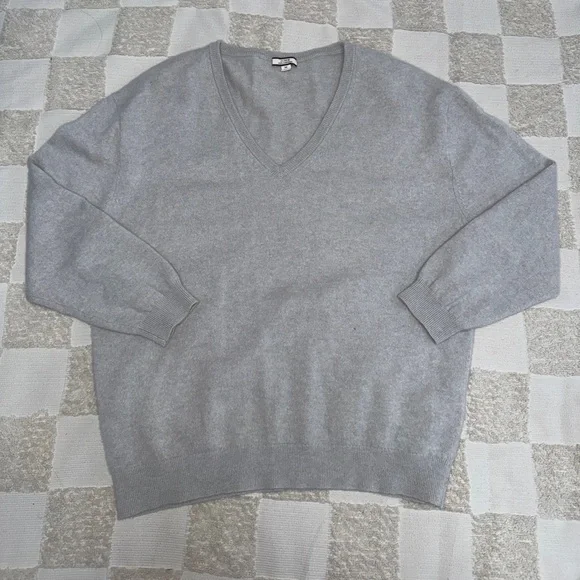 J. Crew Light Gray V-Neck 100% Cashmere Sweater‎ size M