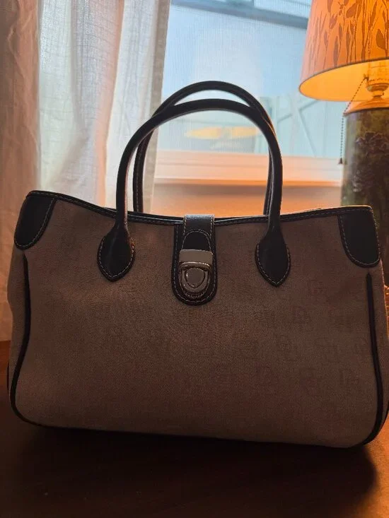 Dooney and Bourke Signature Logo