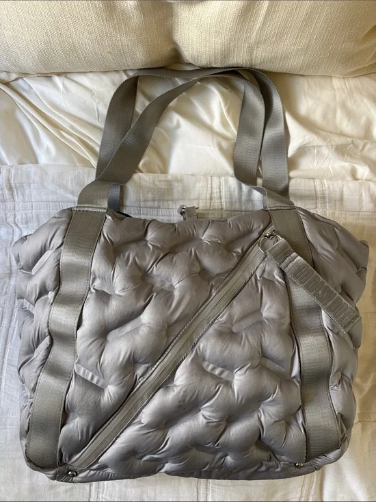 Quilted Tote Bag in Light Gray with Diagonal Zip - Women's Shoulder Tote