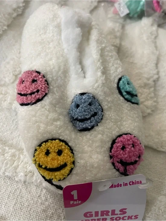 Girls slipper socks nwt shoe size 1-2 smiley face design