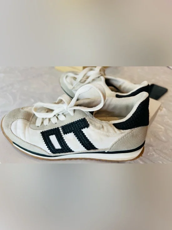 DT White & Black Retro Runner  boys Sneakers size 13