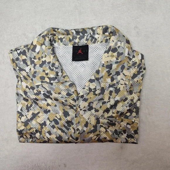 Nike Jordan‎ Shirt Mens M Gray Camouflage Poolside Short Sleeve Button Up FN4641