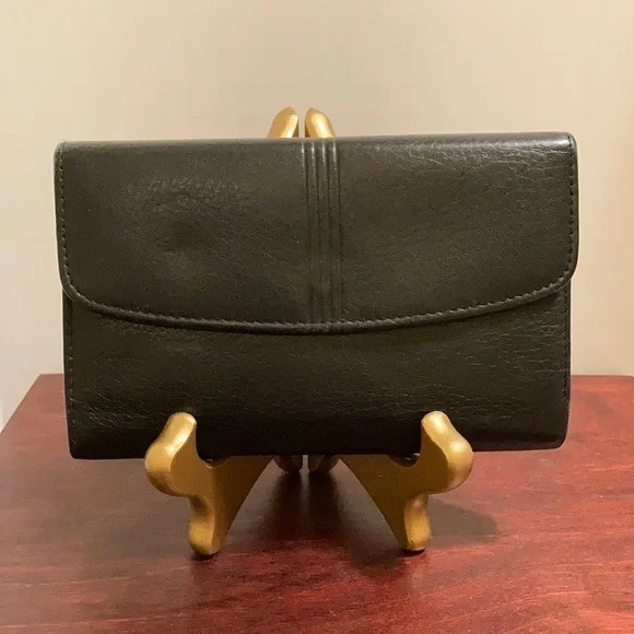 Buxton women’s black leather multiple compartment wallet