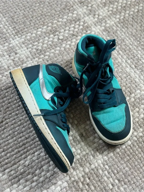 Jordan 1 Retro High Hyper Jade Metallic Silver Kids size 4
