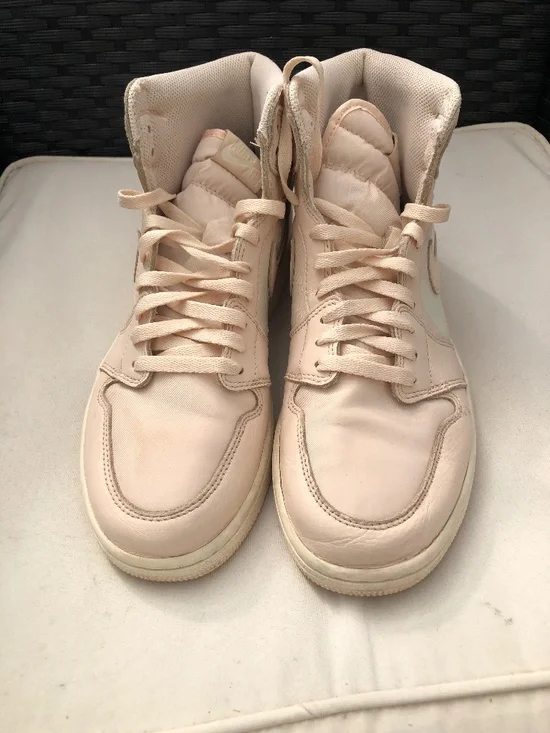 Jordan 1 “Guava Ice” Size 9.5 M