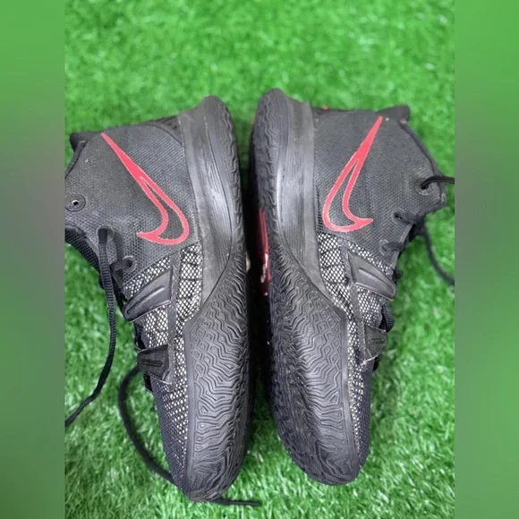 Nike Kyrie‎ 7 Bred (GS) Size 7Y