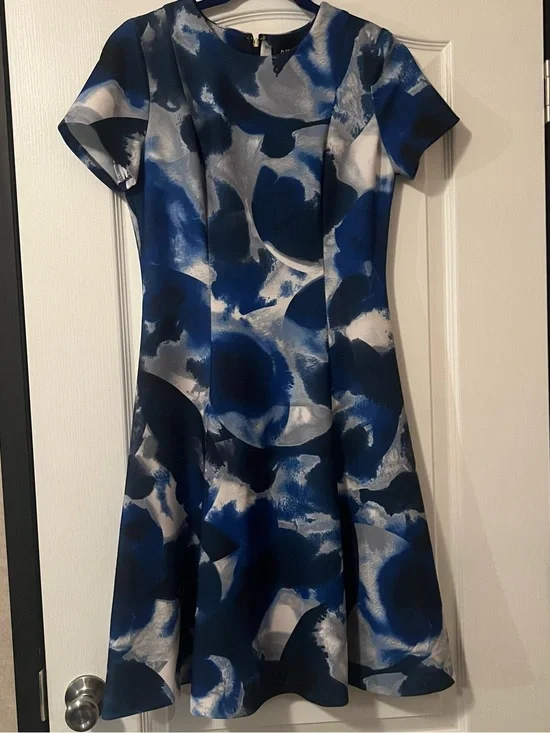 DKNY blue and white abstract floral print dress in a size 4