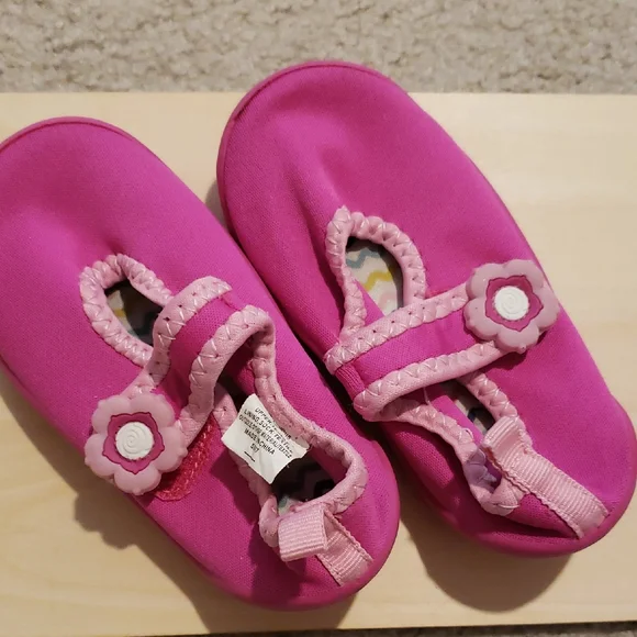 5/6 Pink Water Shoes