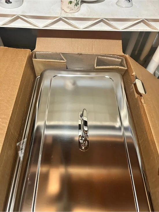 Stainless Steel Roasting Pan with Lid - Sleek Silver Finish