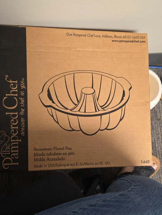 Pampered Chef Brown Stoneware Fluted Pan Box Art