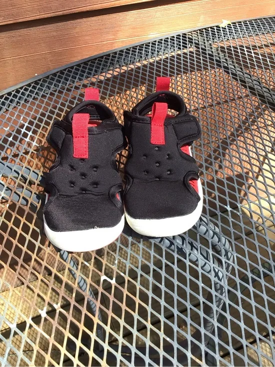 Cat & Jack Black and Red Kids Water Shoes-Toddler Size 6