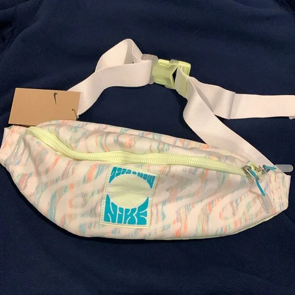 Large Nike fanny pack! NWT unisex