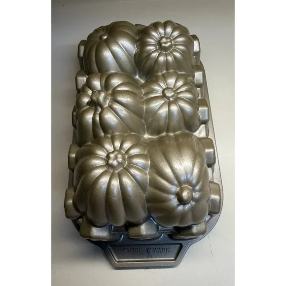 Nordic Ware Goldtone Pumpkin Harvest Loaf Pan 6 Cup‎ 1.4L Fall Thanksgiving EUC