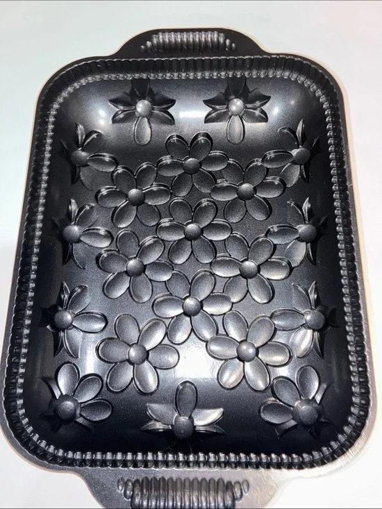 NORDIC WARE (EUC) Daisy Cake Pan With Two Handles Black Floral Cast Iron 10 Cup.