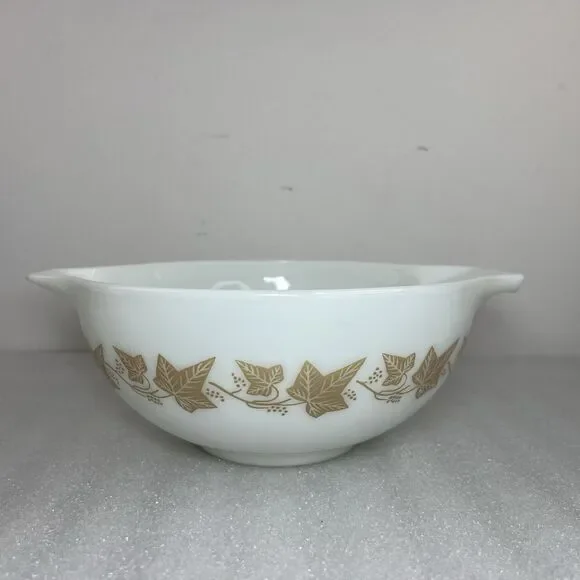 Vintage Pyrex Sandalwood Ivy Leave Cinderella Mixing Bowl 2 1/2qt #443