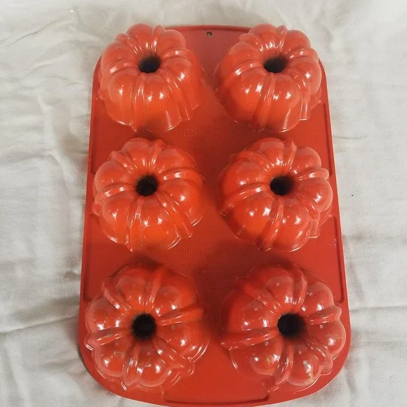 Nordic Ware Mini Fluted Cake Bundt-lette Pan 6 Cavity Red Cast Aluminum  Good