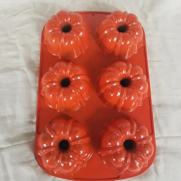 Nordic Ware Bundt-lette Pan 6 Cavity Red Cast Aluminum Mini Fluted Cake Good