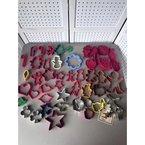 Huge Lot/47 pcs. Cookie Cutters Plastic Metal Vintage Modern Holidays Occasions‎