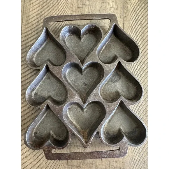 Vintage Cast Iron‎ Heart-Shaped Gem Pan – 9-Cup Muffin & Cornbread Mold